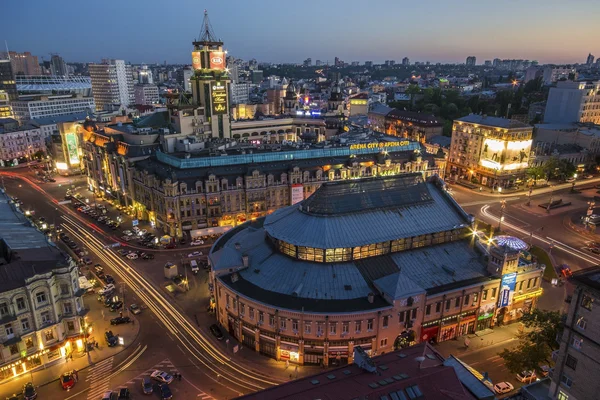 Kiev - Eylül 2014:: Bessarabska Square akşamları Spt 8, 2014 yılında Kiev, Ukrayna Kiev Merkezi görünümüne. En popüler Arena şehir burası.
