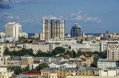 Kiev cityscape: su ile Rusanovka bölgesinin görünümü