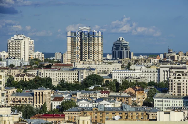 Kiev cityscape: view of Rusanovka district with water — Stock Photo, Image