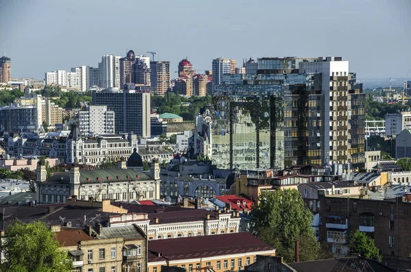 Киевский городской пейзаж: вид Русановского района с водой — стоковое фото