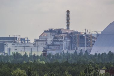 Pripyat kasabası, Çernobil Nükleer Santrali Yabancılaşma Bölgesi, Ukrayna 'da 16 katlı bir apartmanın çatısından görüntü