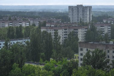 Çernobil dışlama bölgesi Pripyat şehir içinde terk edilmiş bir binada bir görünümü.