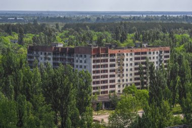 Çernobil dışlama bölgesi Pripyat şehir içinde terk edilmiş bir binada bir görünümü.