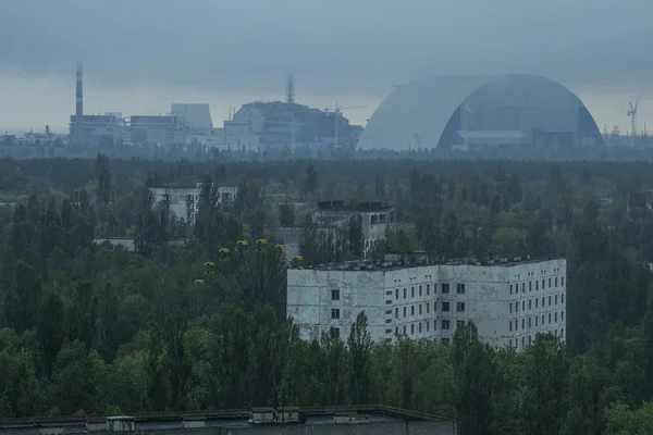 Pripyat kasabası, Çernobil Nükleer Santrali Yabancılaşma Bölgesi, Ukrayna 'da 16 katlı bir apartmanın çatısından görüntü