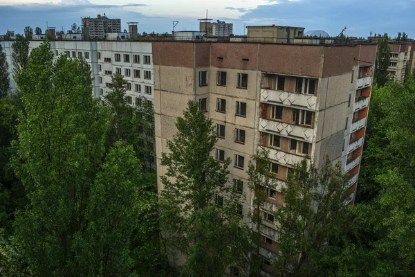 Vista de um edifício abandonado na cidade de Pripyat na zona de exclusão de Chernobyl . — Fotografia de Stock