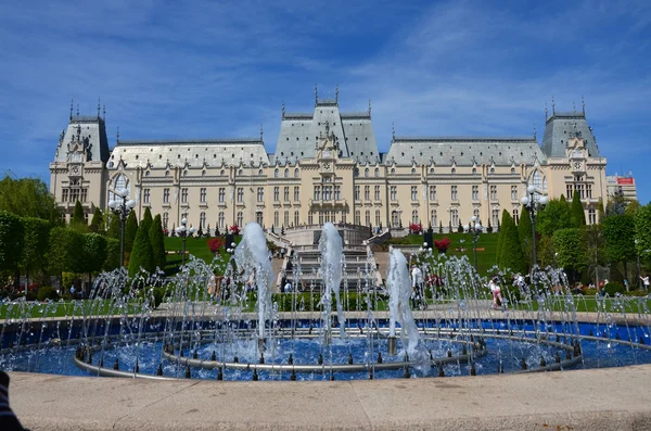 Палац культури є головною визначною пам'яткою точки Молдавська капіталу — стокове фото