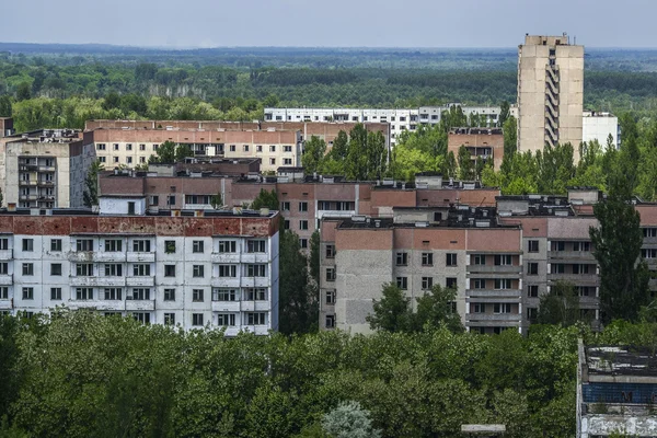 Kilátás a tetejéről 16 emeletes apartman ház Pripyat város, Csernobil Atomerőmű zóna Elidegenítés, Ukrajna — Stock Fotó