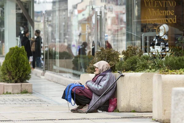 无家可归的乞讨女人 — 图库照片