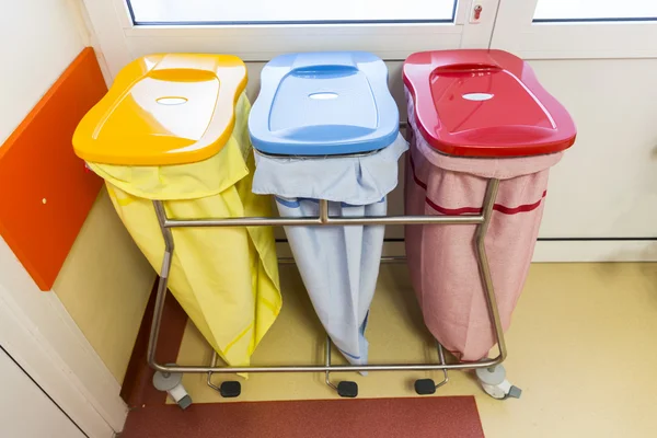 Trois bacs de recyclage dans un hôpital — Photo