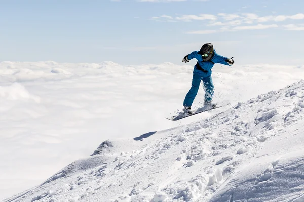山でフリー スタイルのスノーボーダー — ストック写真