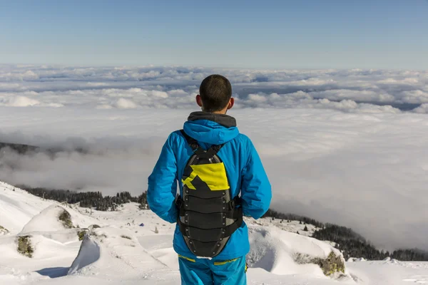 山スキーのフリー スタイル。曇り空 — ストック写真