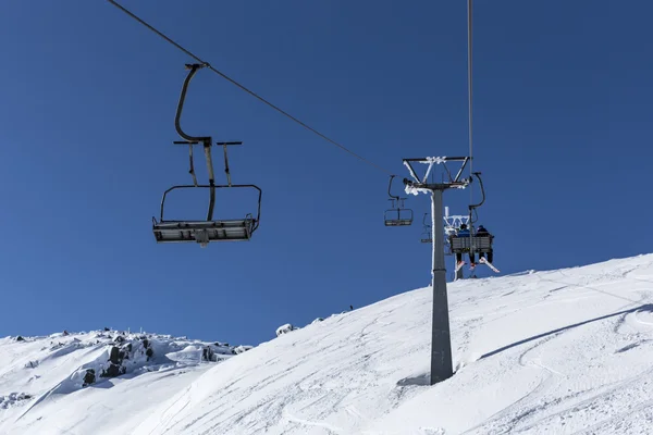 山のスキー場のリフト — ストック写真