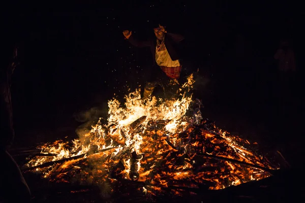 Заговезненский пожарный ритуальный прыжок — стоковое фото