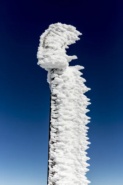 Замороженный знак в горах — стоковое фото