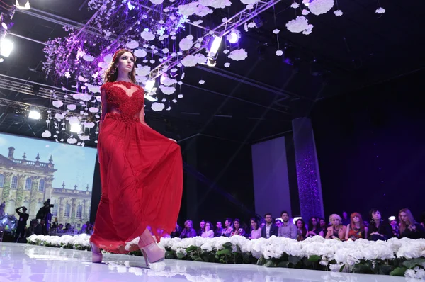 Budapest Fashion Week piros ruha — Stock Fotó