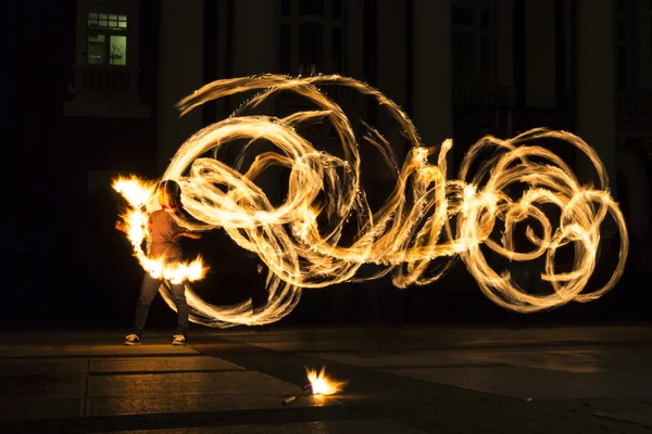 Feuershow-Mädchen in Flammen — Stockfoto