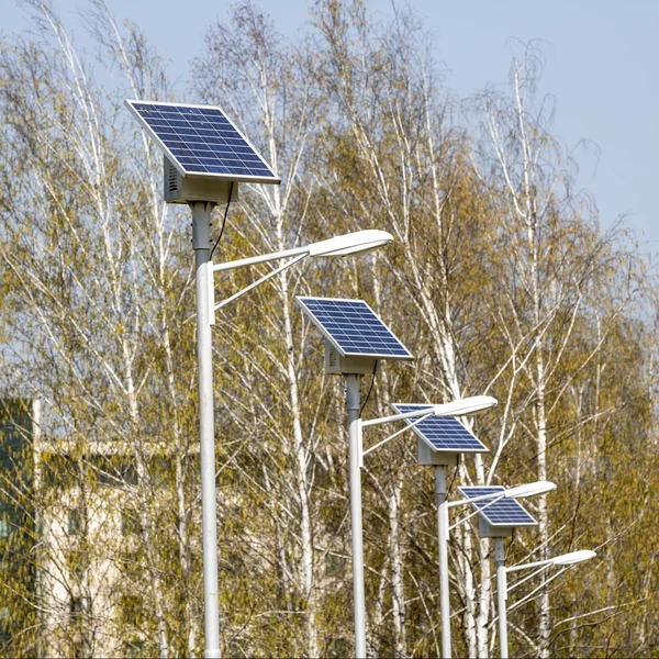 Lampadaires avec panneaux solaires. Image carrée . — Photo