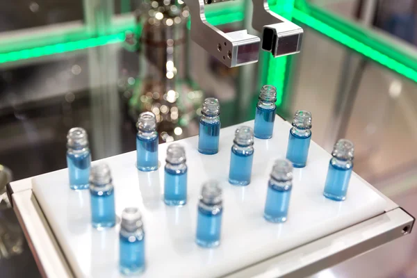 Bras mécanique robotisé avec tubes chimiques dans un laboratoire médical — Photo