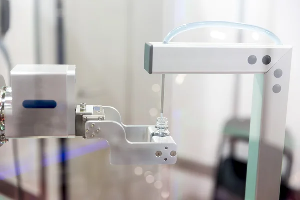 Brazo mecánico robot con tubos químicos en un laboratorio médico — Foto de Stock