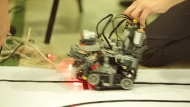 Robot hecho a sí mismo de bloques Lego — Vídeos de Stock