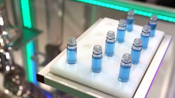 Brazo mecánico robot con tubos químicos en un laboratorio médico — Vídeo de stock