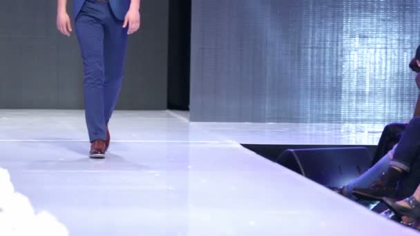 Sofia Fashion Week homem de terno — Vídeo de Stock