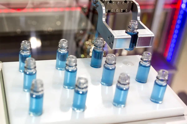 Blaue Flüssigkeit im Labor-Reagenzglas — Stockfoto
