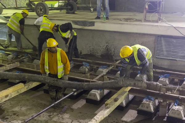 Subterrâneos trabalhadores do túnel do metrô derramando concreto — Fotografia de Stock