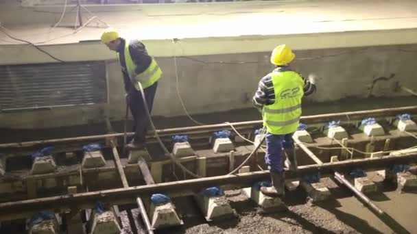 Pracowników tunel metra wylewanie betonu — Wideo stockowe