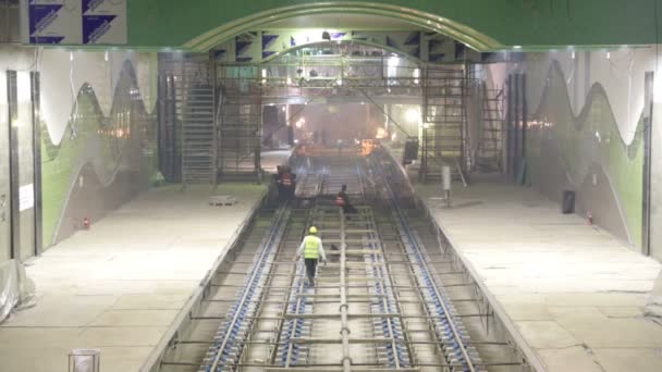 Trabajadores del túnel subterráneo del metro — Vídeo de stock