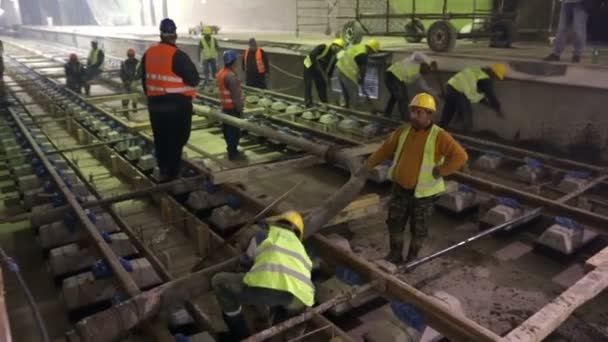 Работники подземных тоннелей заливают бетон — стоковое видео
