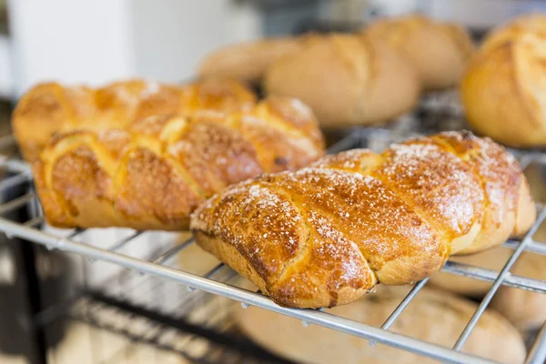 夜道パン種と甘いイースターのパン — ストック写真
