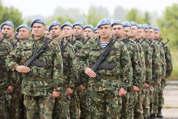 Soldados búlgaros em uniformes com espingardas Kalashnikov AK 47 — Fotografia de Stock