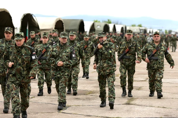 Bulgarian soldiers in uniforms with Kalashnikov AK 47 rifles — Stock Photo, Image