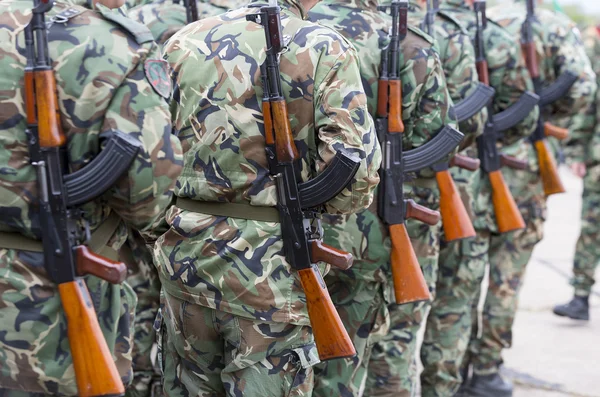 Bulgarian soldiers in uniforms with Kalashnikov AK 47 rifles — Stock Photo, Image