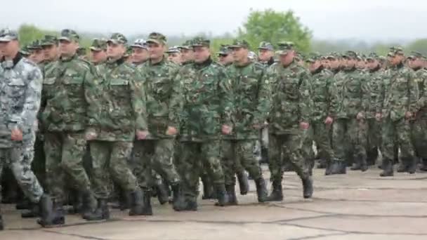 Bulharských vojáků v uniformách s pušky Kalašnikov Ak 47 — Stock video