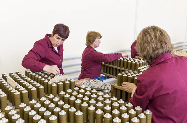 Trabalhadores que verificam explosivos RPG na fábrica de munições — Fotografia de Stock