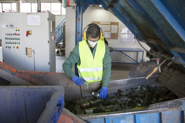 Lavoratore dei rifiuti di vetro nell'impianto di riciclaggio — Foto Stock