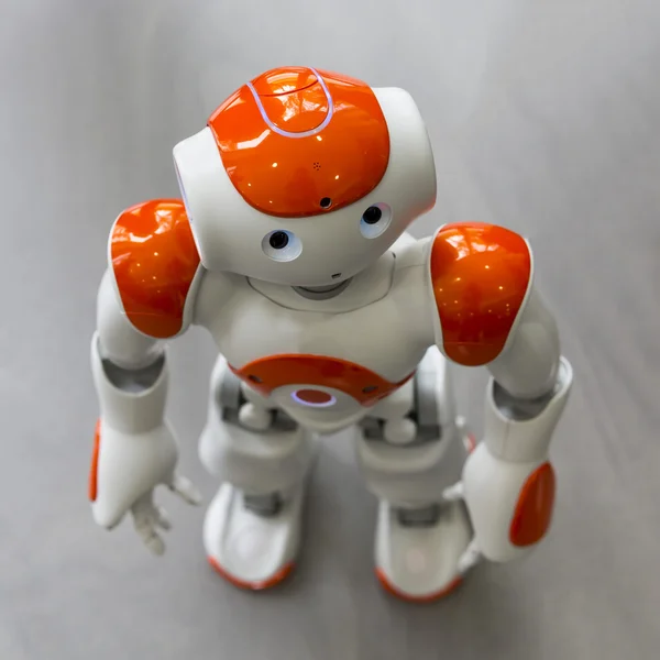Liten robot med mänskligt ansikte och kropp. AI — Stockfoto