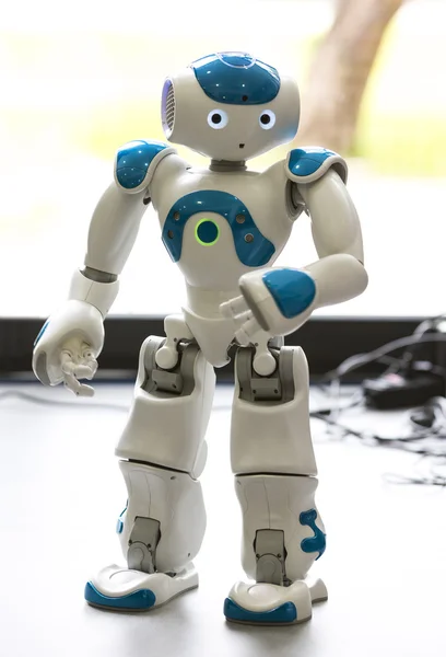 Liten robot med mänskligt ansikte och kropp. AI — Stockfoto