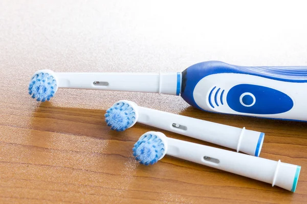 Cepillo de dientes electrónico con cabezas de cepillo de dientes en blanco — Foto de Stock