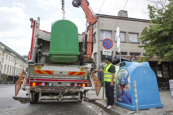 Recykling samochodów ciężarowych, zbierając w koszach na śmieci — Zdjęcie stockowe
