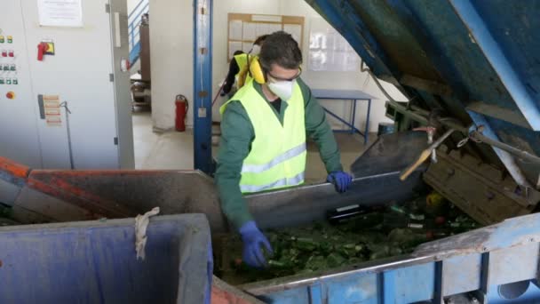 Glas afval werknemer in recycling facility — Stockvideo