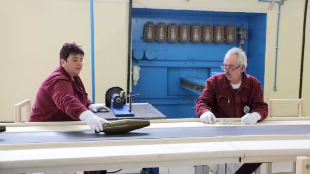 Trabajadores en una línea de montaje en una fábrica de municiones — Vídeos de Stock