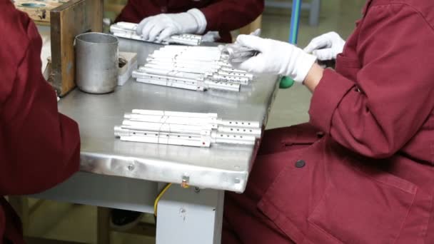 Werknemers op een assemblagelijn in munitie fabriek — Stockvideo