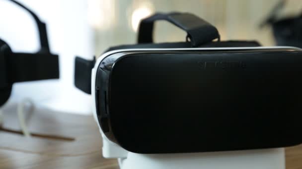 VR headset, virtuell verklighet apparater, Vr glasögon. Zooma ut — Stockvideo