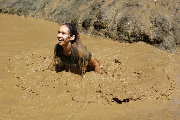 Extremo deporte desafío agua fangosa — Foto de Stock