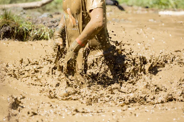 Extremo deporte desafío agua fangosa — Foto de Stock