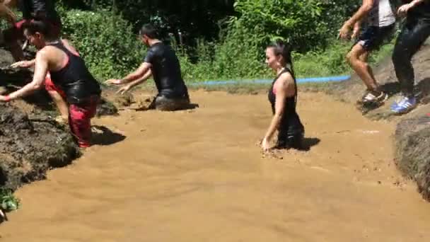 Desafío deportivo extremo salta en aguas fangosas — Vídeos de Stock
