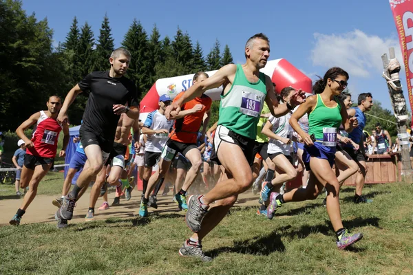 Maratona em massa corredores na montanha — Fotografia de Stock